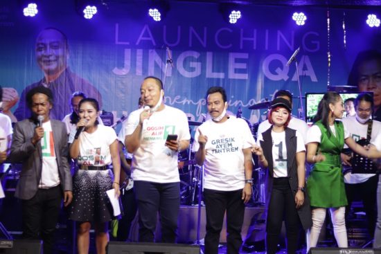Pendukung Paslon Cabup dan Cawabup Gresik QA Semangat Live Launching Jingle Qosim-Alif