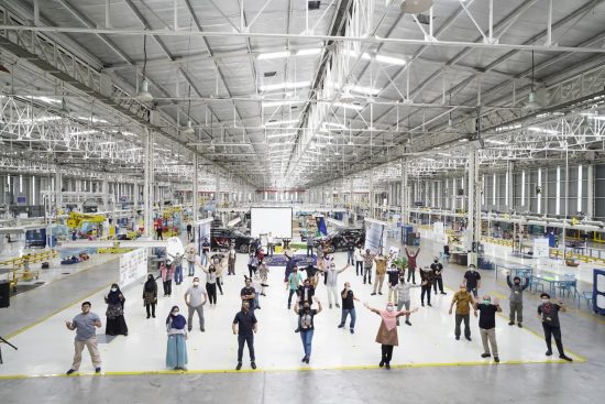 Mercedes-Benz Rayakan 50 Tahun Produksi dan Perakitan Mobil Penumpang di Pabrik Wanaherang