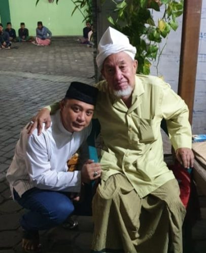 Sowan Cicit Syaichona Cholil, Calon Wali Kota Surabaya Eri Cahyadi Diberi Hadiah Tasbih