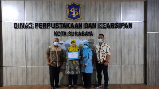 Dinas Perpustakaan dan Kearsipan Surabaya Serahkan Akreditasi Tahap Pertama