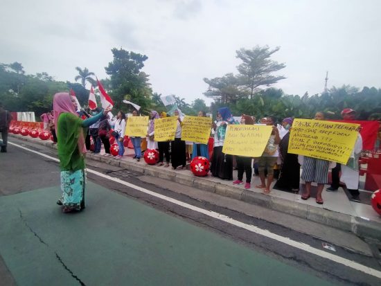 Emak-emak Surabaya Gelar Aksi Bela Wali Kota Risma