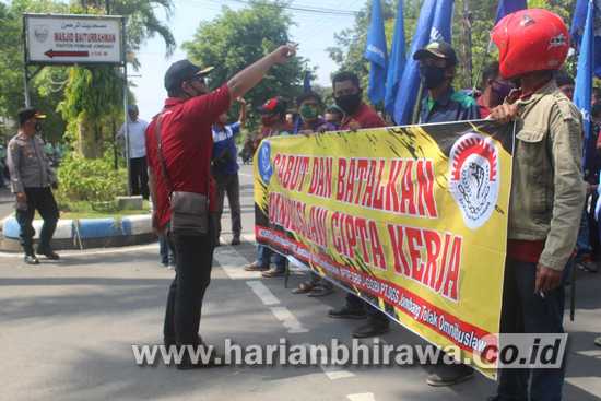 Demo di Depan Kantor Pemkab, Buruh di Jombang Minta Kenaikan UMK