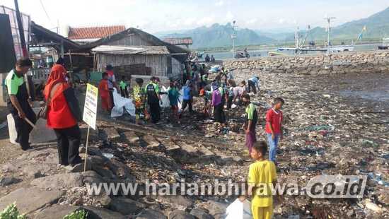 Hari Kebersihan Dunia, DLH Kabupaten Situbondo Bersih-bersih Pantai