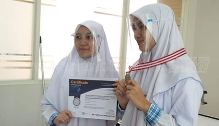 Dua Pelajar SMA Muhammadiyah 10 GKB Gresik Temukan Obat Covid-19