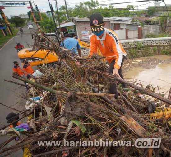 Jaga Aliran Tetap Lancar, Petugas Bersihkan Sampah di Jembatan Bok Malang