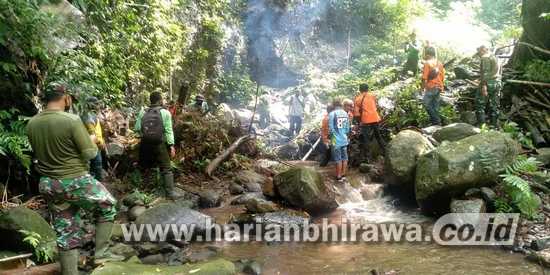 Mitigasi Bencana, Koramil 16/Pacet Bersama BKPH Bersihkan Sungai Dawuhan