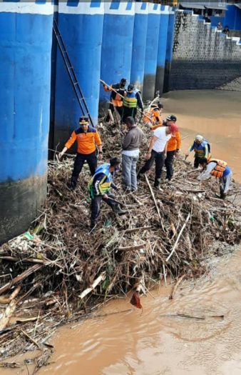 Sampah Sisa Banjir Berpotensi Hambat Aliran Sungai di Kabupaten Nganjuk