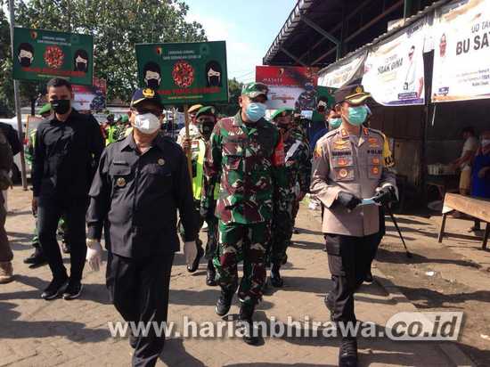 Forkopimda Kabupaten Tulungagung Kembali Blusukan Pasar Bagi Masker