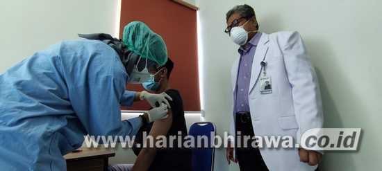 RS Unair Surabaya Lakukan Vaksinasi untuk 400 Lebih Nakes