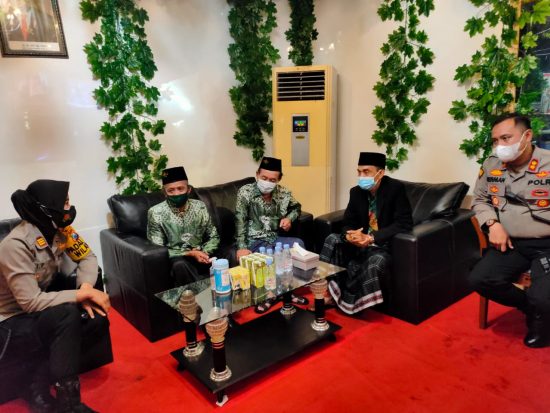 MWCNU Wonokromo Berikan Suntikan Moril TNI-Polri Tugas Malam Tahun Baru 2021