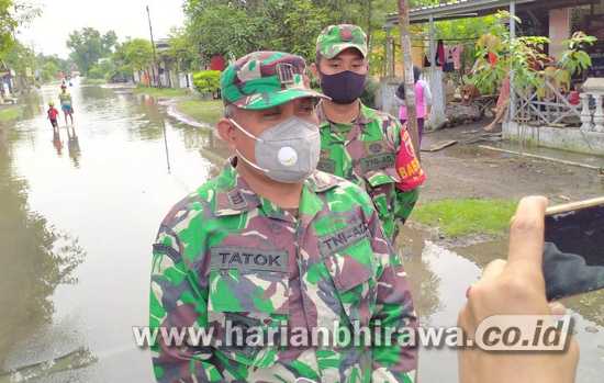 Koramil 0814/12 Kesamben Jombang Pantau Warga Terdampak Banjir