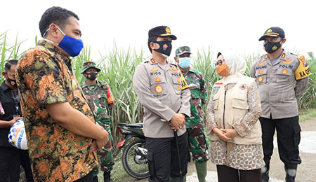 Bupati Jombang Bersama Kapolda Jatim Bantu Korban Banjir