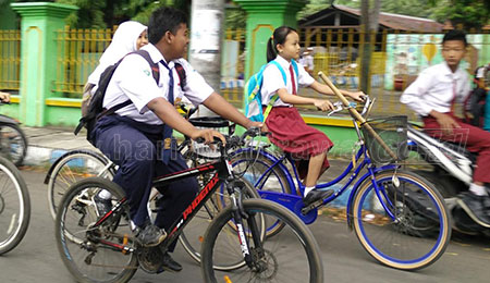 Puluhan Ribu Pelajar SD-SMP Negeri dan Swasta di Kota Pasuruan dapat Seragam Gratis