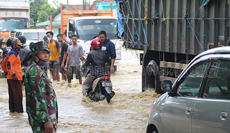 Terendam Banjir, Jalan Nasional Macet Empat Kilometer