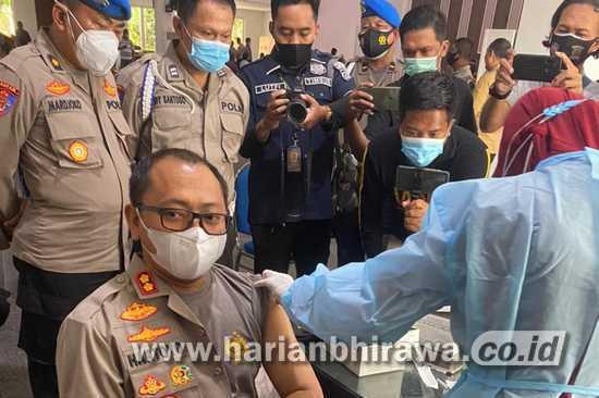 Anggota Polrestabes Surabaya Beserta Polsek Jajaran Jalani Vaksinasi