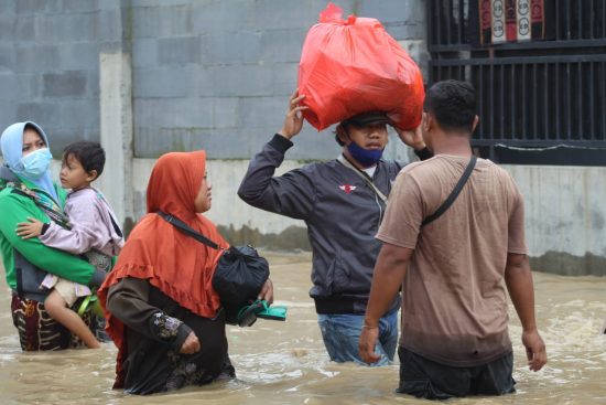 Banjir Makin Tinggi, Warga Bandar Kedungmulyo Jombang Mengungsi