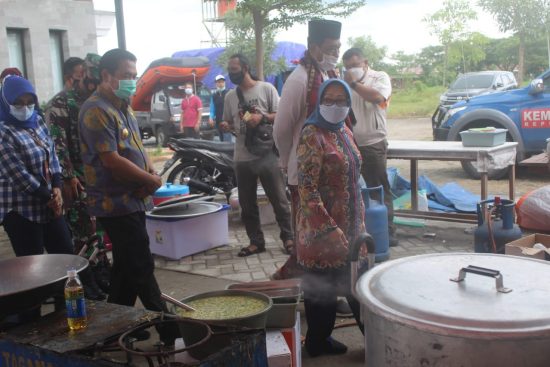 Bupati Jombang Pantau Dapur Umum Korban Banjir Bandar Kedungmulyo