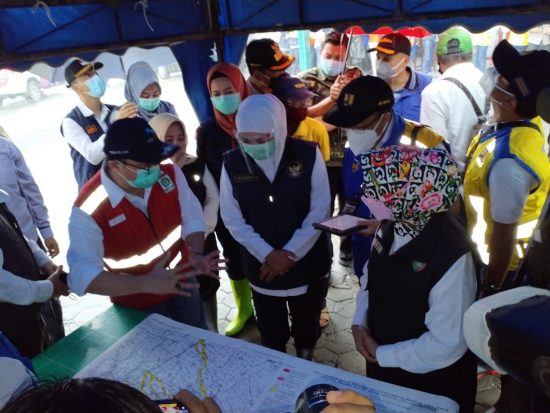 Bupati Jombang Dampingi Gubernur Pantau Banjir Bandar Kedungmulyo