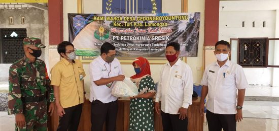 PT Petrokimia Gresik Bantu 1.000 Paket Sembako Korban Banjir Lamongan  