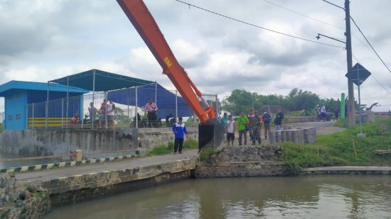 Koramil 0815/09 Mojosari dan Dinas PUPR Normalisasi Sungai Avour Gedang