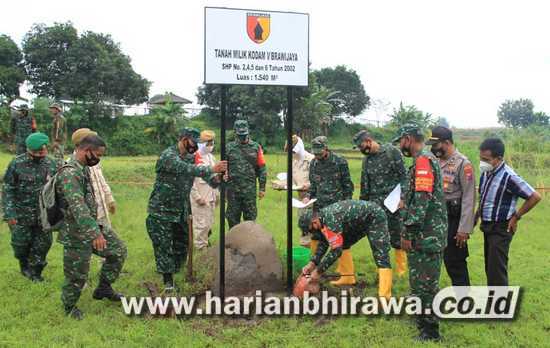 Kodim 0815/Mojokerto Pasang Patok Tanah Milik TNI AD di Dusun Dinoyo
