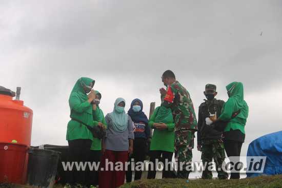 Persit KCK Kodim 0814 Ikut Berbagi Musibah Banjir di Jombang