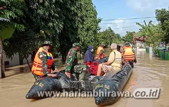 Kodim 0814 Jombang Terjunkan Perahu LCR Patroli Desa Terdampak Banjir