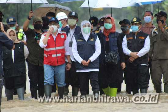 Gubernur Jawa Timur Pantau Banjir Bandar Kedungmulyo Jombang