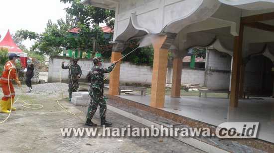 TNI dan PMI Semprot Fasum di Lokasi TMMD Ke-110 di Desa Jatimulyo