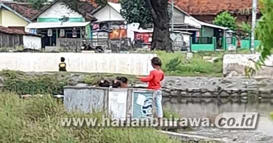 Warga BAB di Pinggir Sungai Situbondo, Ikon Kota Sehat Dipertanyakan