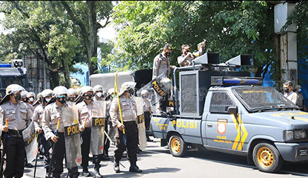 Rusak Kendaraan Polisi, Aksi Demontrasi di Kota Malang Dibubarkan