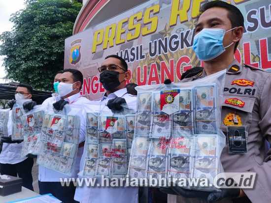 Polrestabes Surabaya Amankan Uang Dollar Palsu Senilai Rp 2,1 Miliar