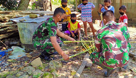 Personel Satgas TMMD Bojonegoro Ajari Anak-anak Permainan Tradisional