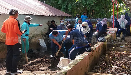 Ratusan Guru-Penyuluh Bersihkan Sisa Banjir Dringu