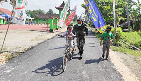 Anak-anak Ngrancang Bersepeda Bersama Satgas TMMD Bojonegoro