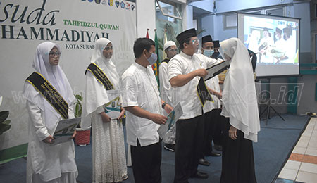240 Siswa Tahfidzul Quran SMP dan MTs Muhammadiyah se-Surabaya Diwisuda