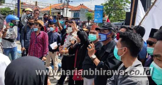 Demo Dugaan Korupsi Dana Desa di Kantor Kejari Sampang