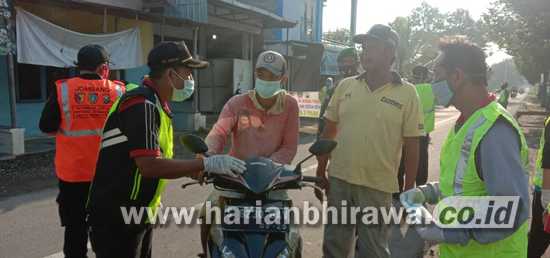 Babinsa 0814/03 Tembelang Jombang Bersama Perangkat Desa Sentul Bagi Masker