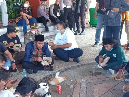 Jinakkan Demonstran, Bupati Sumenep Ajak Makan Nasi Bungkus di Emperan Pemda