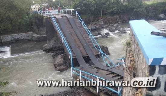Pondasi Tergerus Arus Sungai, Jembatan Kweden di Kabupaten Nganjuk Putus