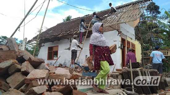 12-cyn Kerusakan Rumah Warga Akibat Gempa Bumi di Kabupaten Malang Terus Bertambah (3)