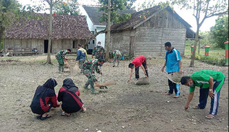 TNI dan Guru SD Jatimulyo Karya Bakti Bersihkan Lingkungan Sekolah