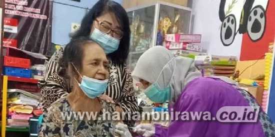Vaksin bagi Lansia di Kota Surabaya Capai 90 Persen