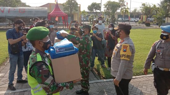 PPKM Darurat, TNI-Polri di Mojokerto Gelontor Bansos