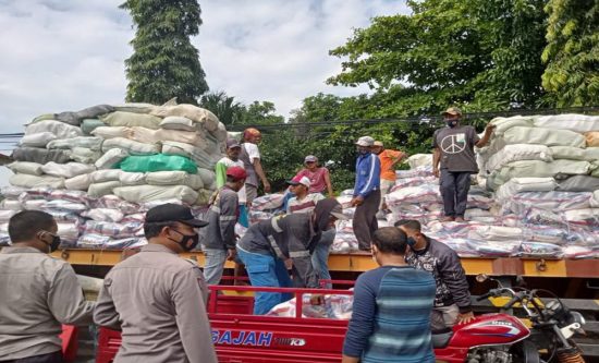 Polres Probolinggo Kota Distribusikan 50 Ton Beras untuk Puluhan Ribu Warga