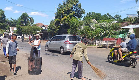 Dua Warga Desa Kompak Memperbaiki Jalan Berlubang di Situbondo