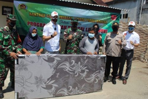 Kodim 0814 Jombang-Yayasan Yukata Peduli Bangsa Salurkan Bansos Kasur Rutilahu