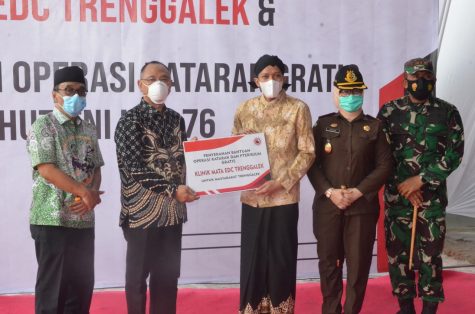 HUT Ke-76 TNI, Gelar Operasi Katarak Gratis di Trenggalek