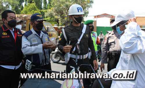 Patroli Gabungan Prokes di Jombang, Petugas Bagikan Masker dan Nasi Bungkus
