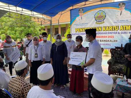 BPJAMSOSTEK Serahkan Manfaat Program JKM Guru Ngaji dan Madin di Bangkalan